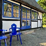 Idyllic Timbered In Lovely Lolland Setting 펜션 *